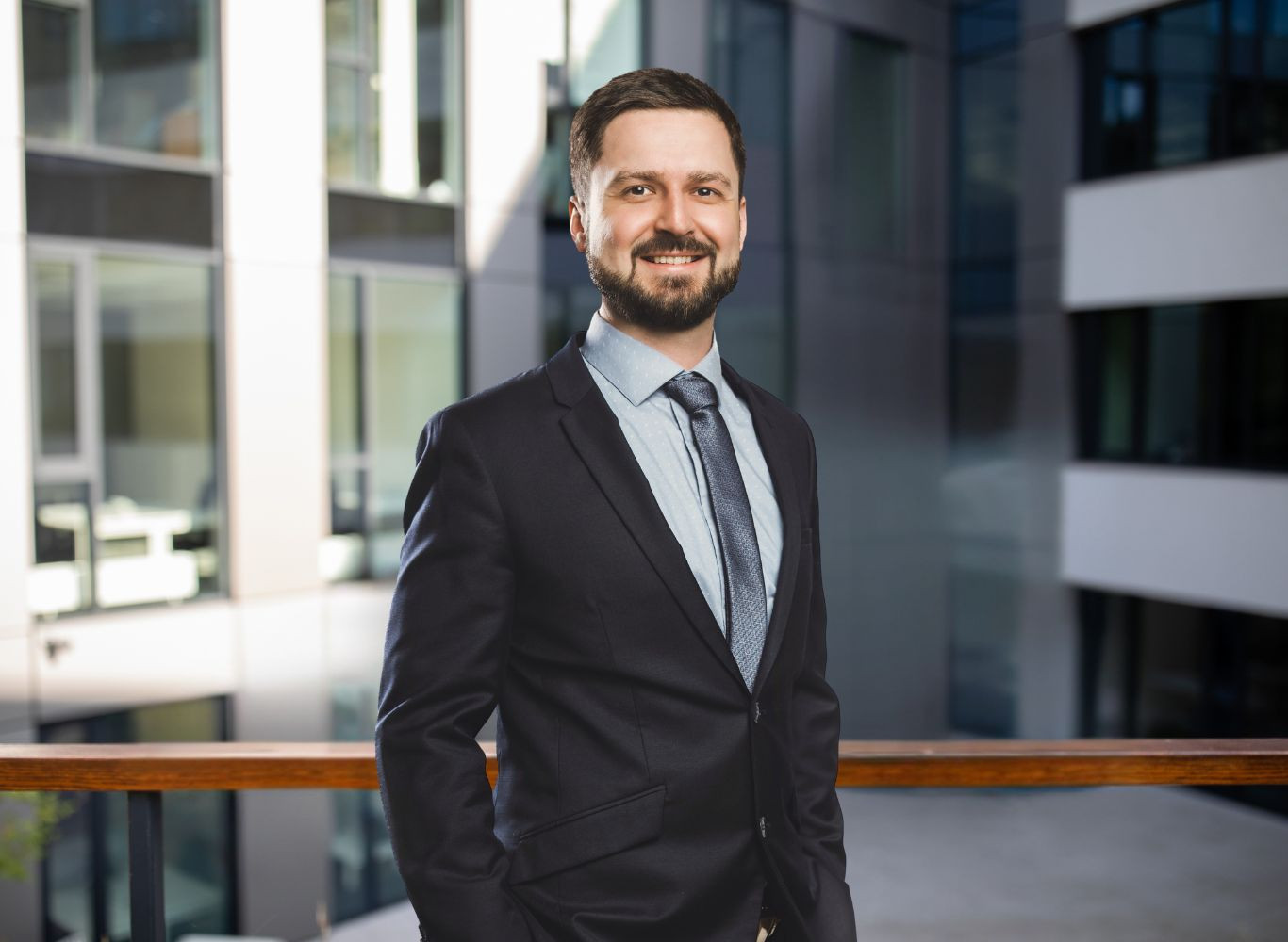 Na obrázku vidíme advokáta konzultujícího flexibilní formy zaměstnání.